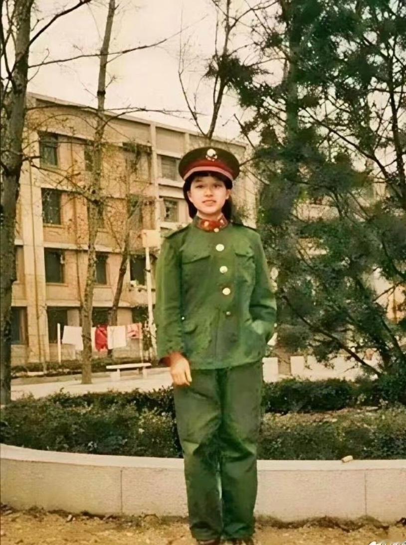 大家猜猜她是谁？
提示一：明星
提示二：少数民族
提示三：慈善家