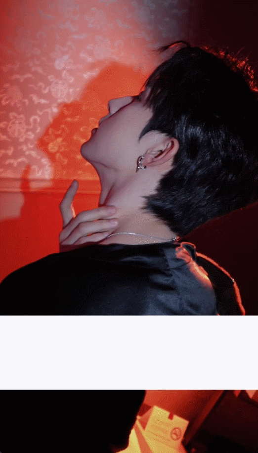 郭俊辰落肩掐脖背影 看到郭俊辰这背影直接心跳漏拍，完全不是印象里的校园学长样，纯