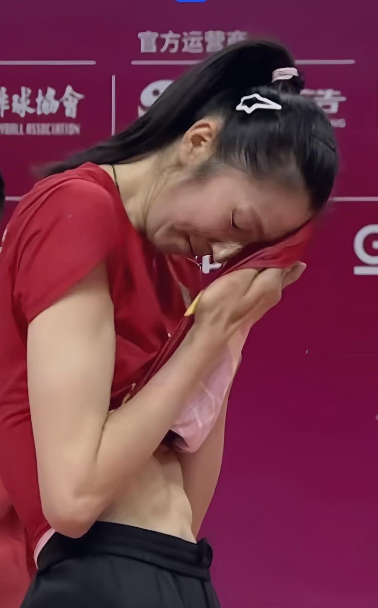 吴梦洁昨天在比赛中的一个不经意地撩起衣服擦汗的动作，从侧面说明了吴梦洁有今天的能