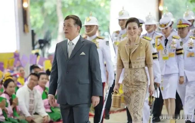 就在刚刚
泰国宣布了！
2025年7月28日，泰国王突然宣布取消生日庆典
   
