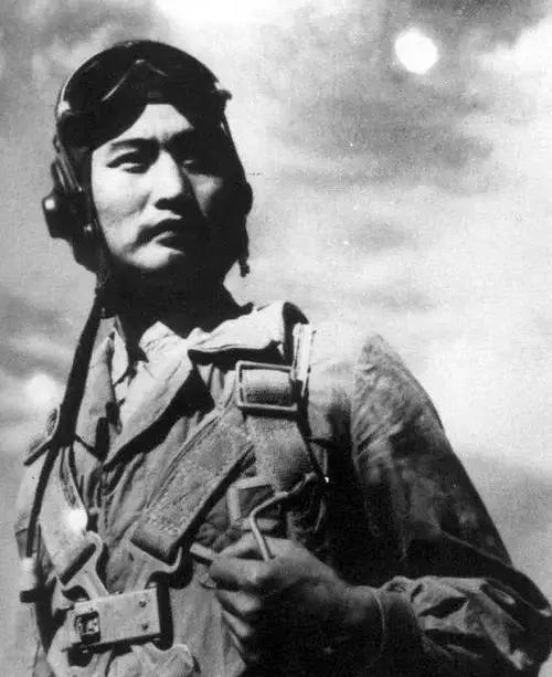 1945年秋，日本空军大队被八路军俘虏，日军少佐大胆指着伍修权腰间：“可否将这把