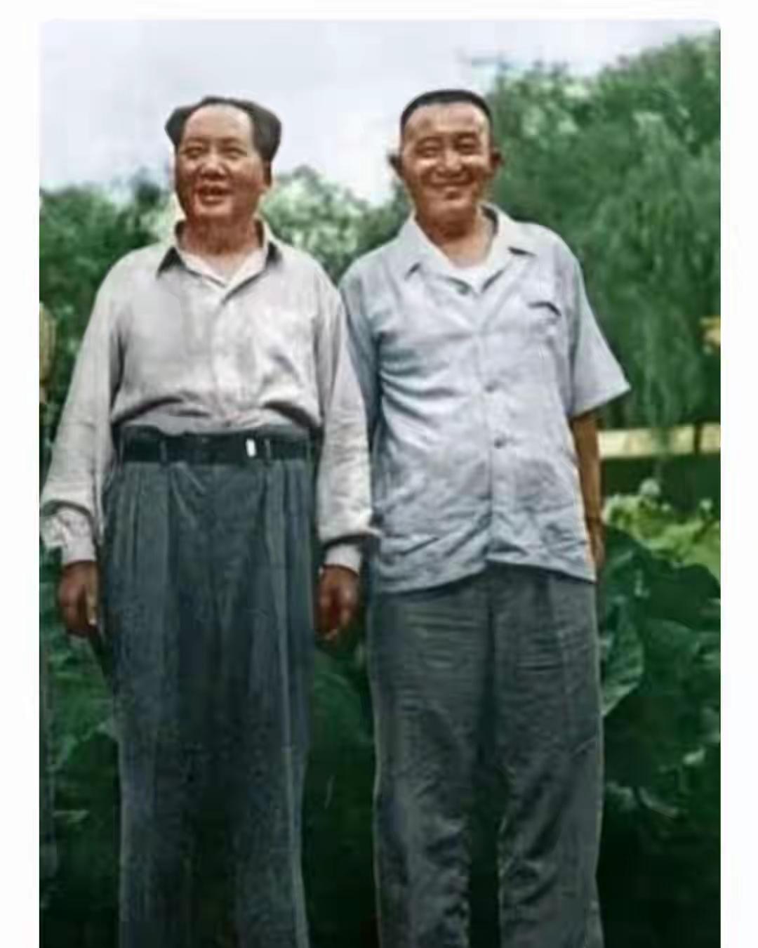 这是主席和谁的合影，非常高兴。[玫瑰][玫瑰][玫瑰]
