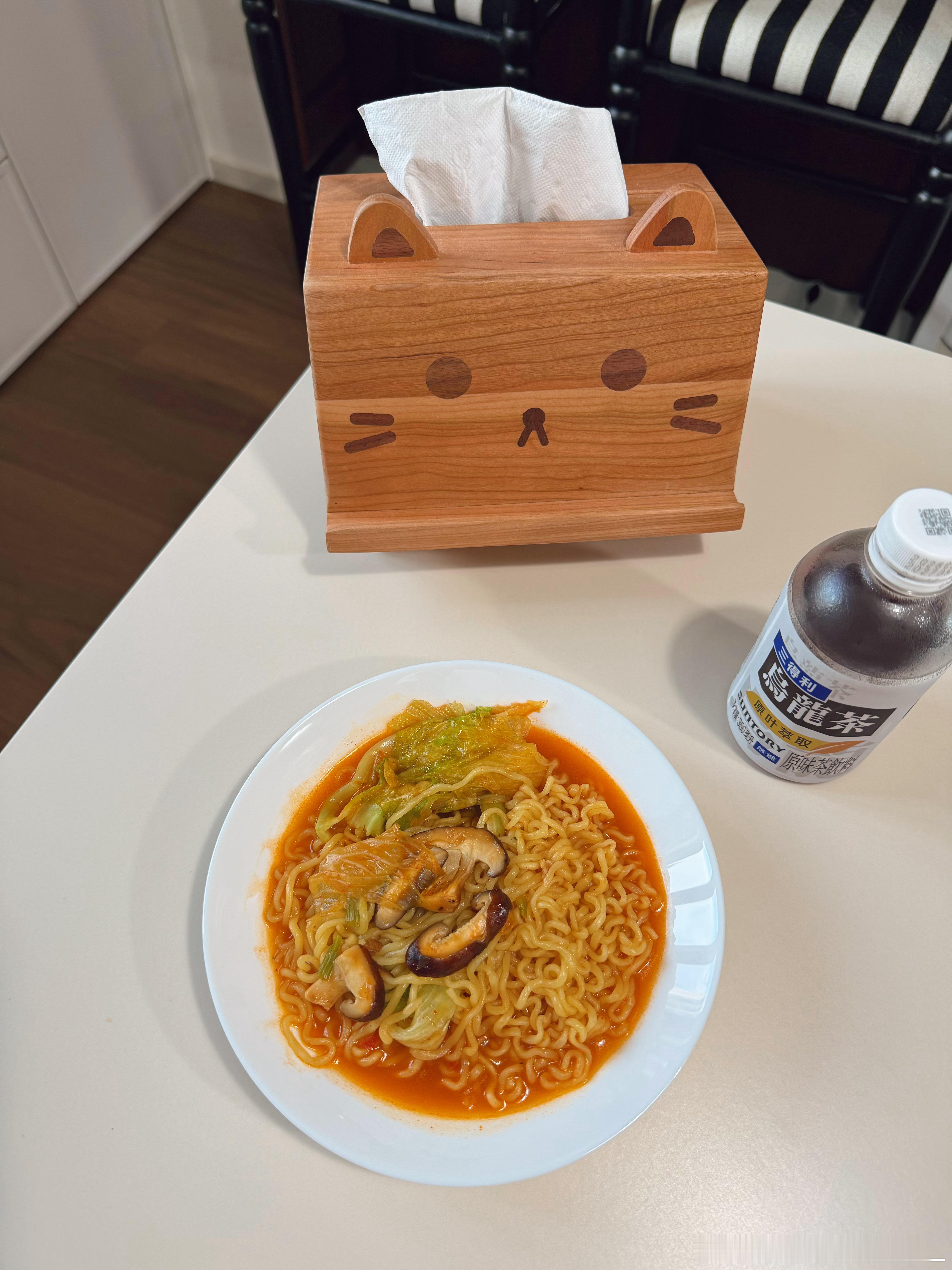 煮拉面🍜我妈说给我放了三朵香菇一定好吃！🍄🟫