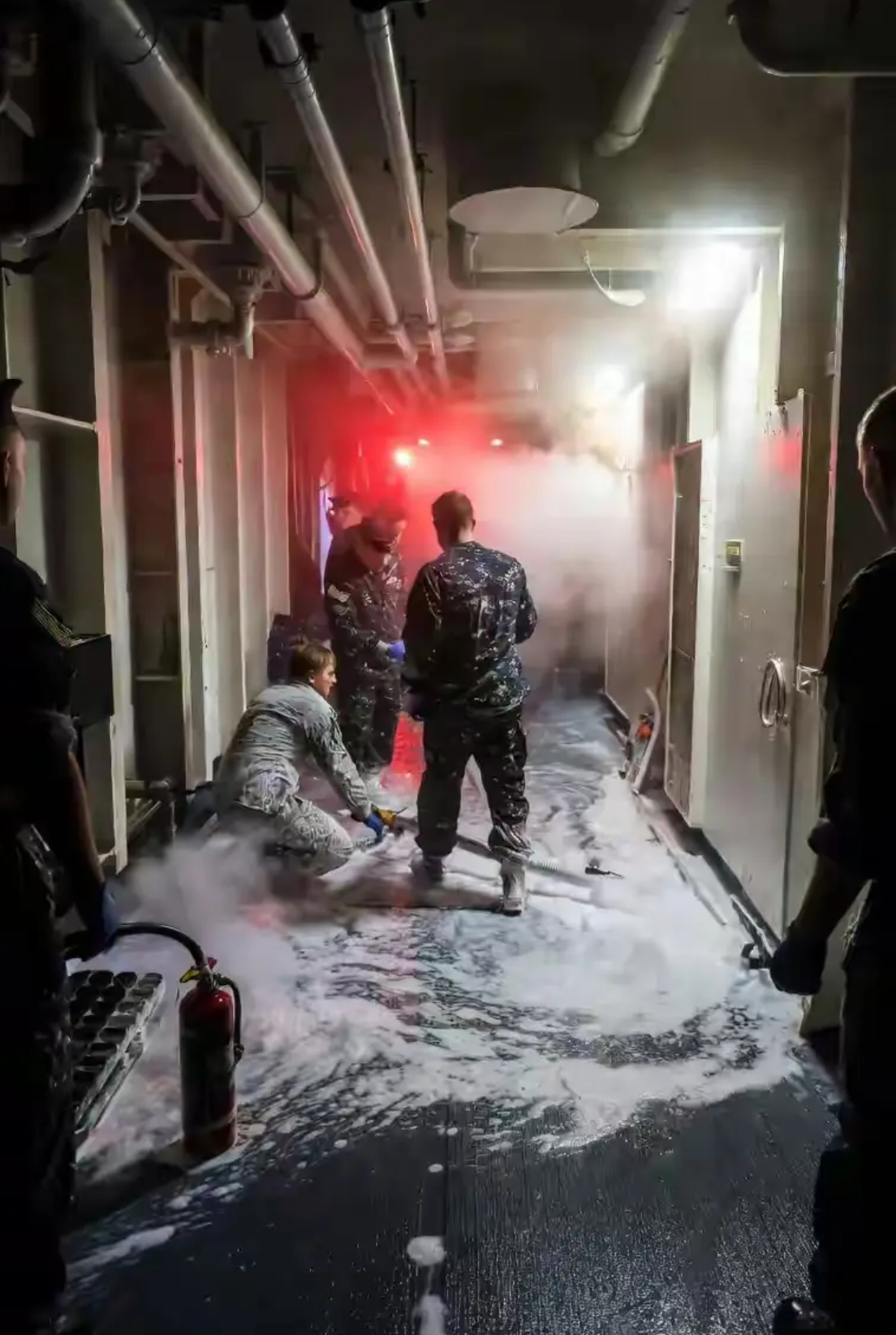 福特号航母火灾烧了30小时 怎么感觉不像洗衣房着火了，更像燃料仓之类的，就现代航