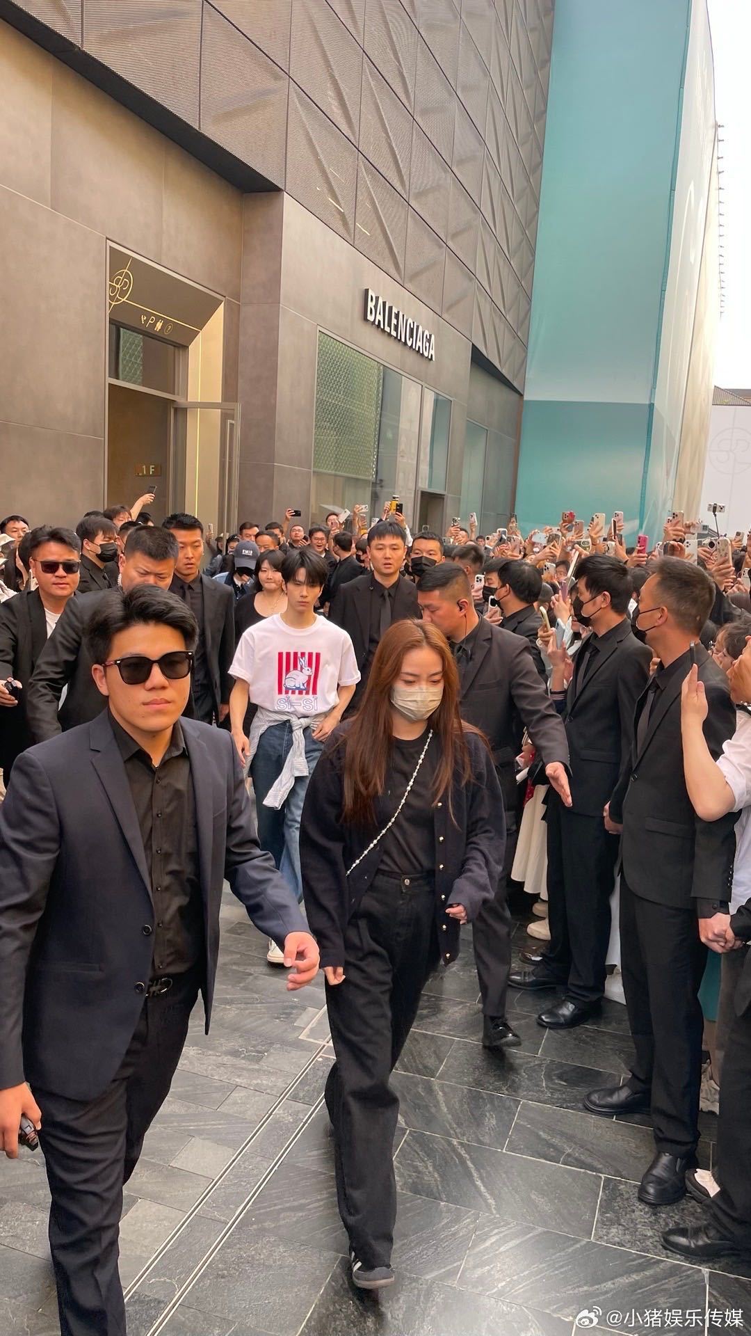 余承恩武汉线下人气 被余承恩武汉活动粉丝的热情惊到！现场全是人，都在盼他登场。他