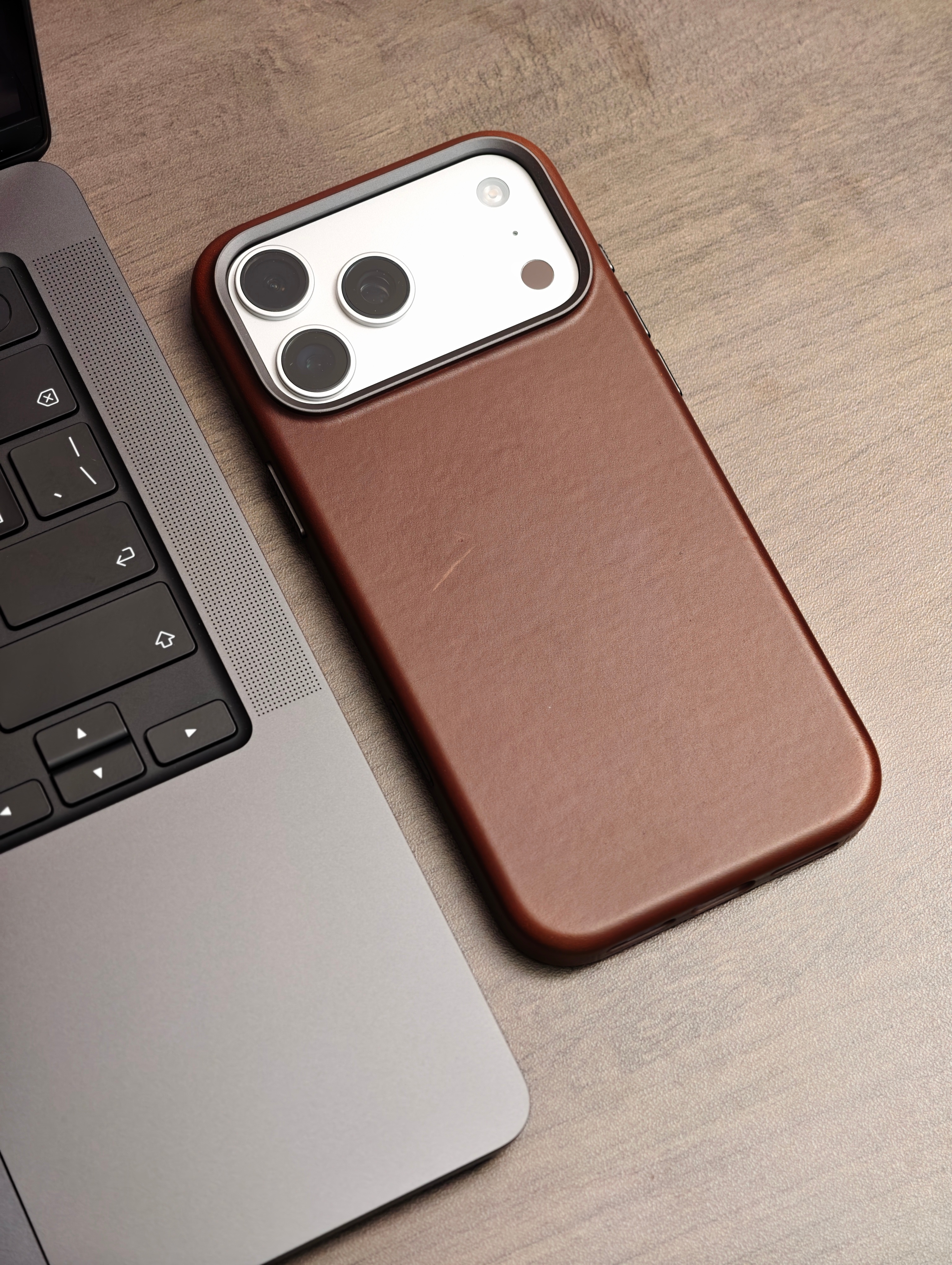 莱选的 iPhone 17 Pro 系列真皮壳包装就很高级，铁盒、一次性真空塑封