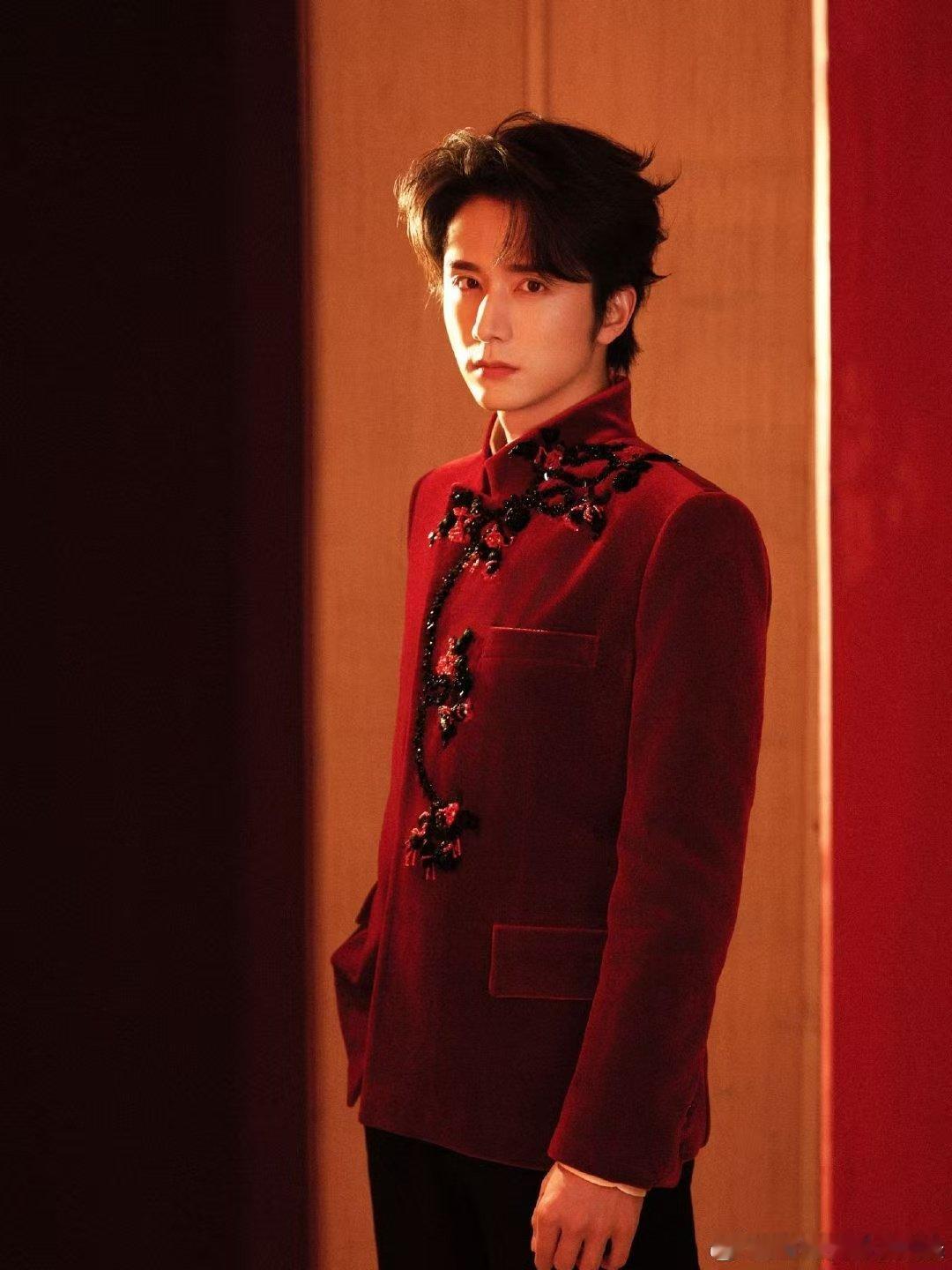 原来春晚没玩上魔术的是张新成 谁懂啊，他那个手伸出来又默默收回的样子，像极了上课