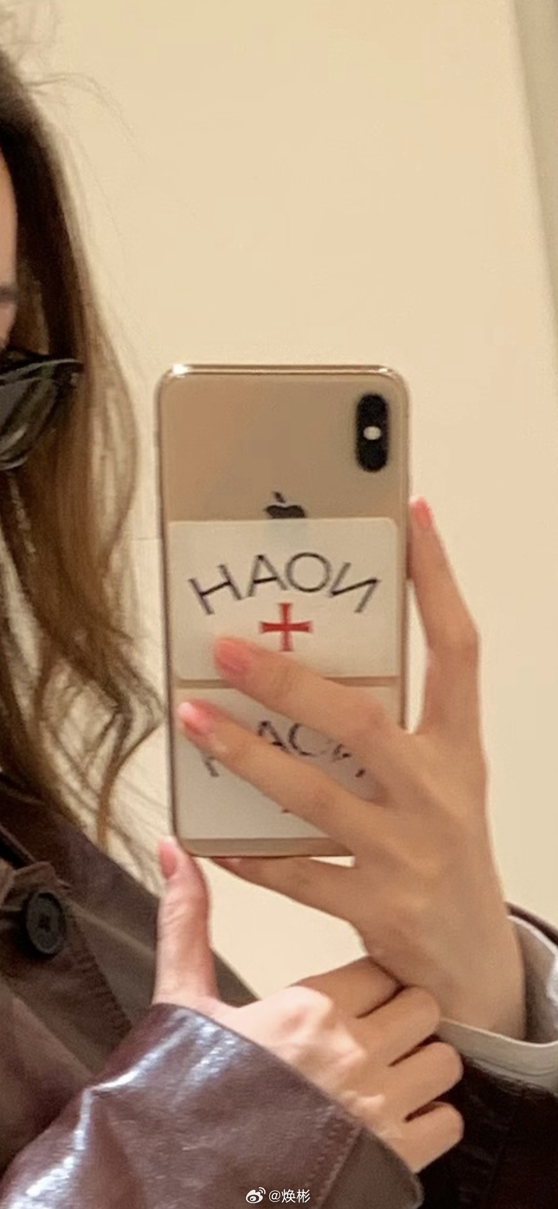 刷到一个好看的小姐姐还在用iPhone Xs。 