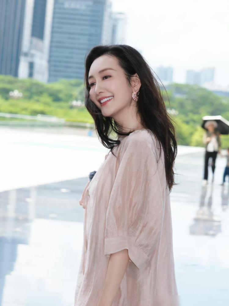 曾坦言对不相信爱情，如今43岁的王鸥才是人间清醒。

她当年在《我家那闺女》里说