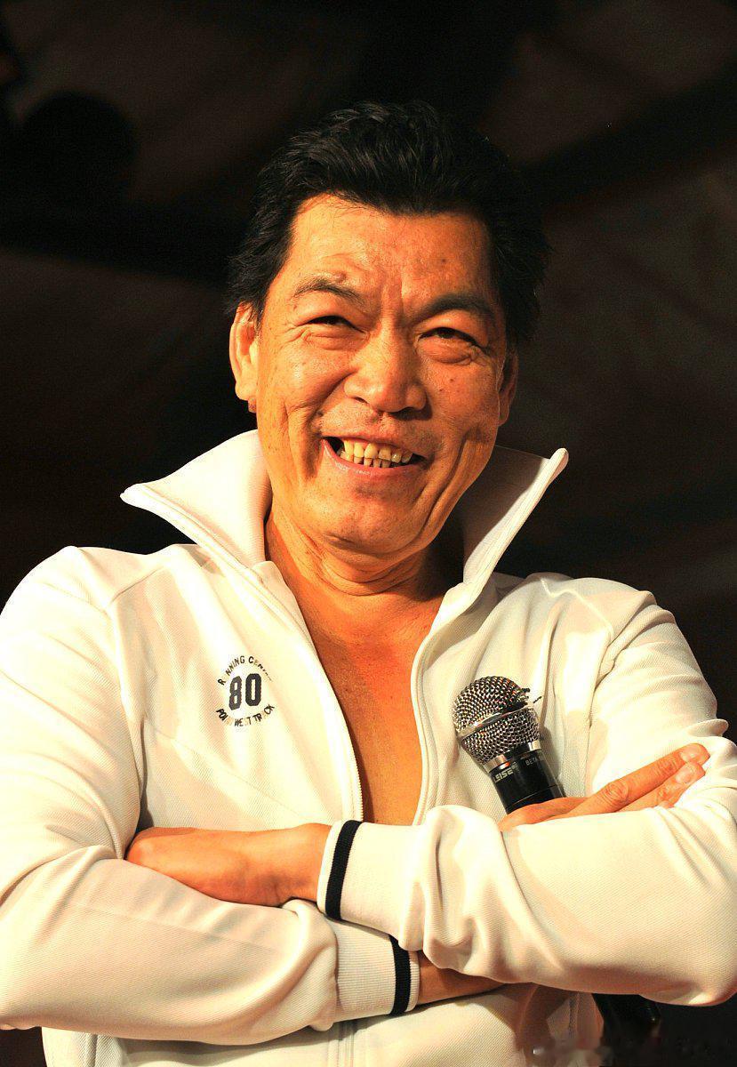 香港影坛“四大恶人”之一，成奎安。面相凶恶，内心善良。2005年，有媒体报道女星