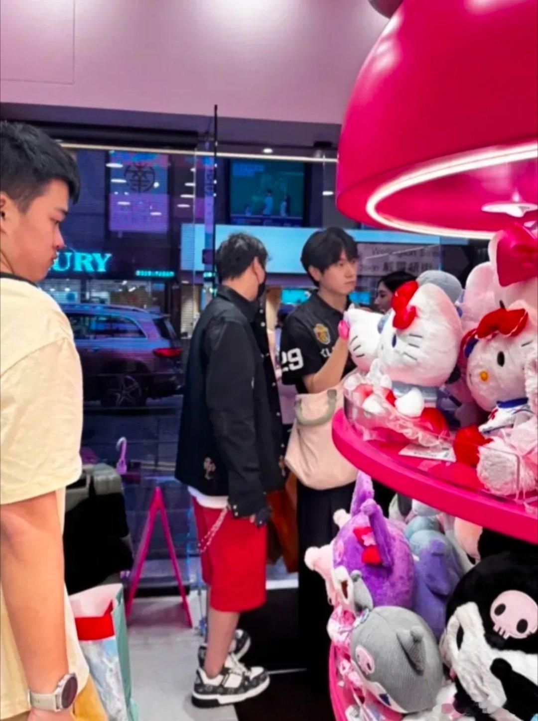 王思聪现身香港逛街，生活依然悠哉悠哉，网友直言有个负重前行的老爸挡在前面，他活得