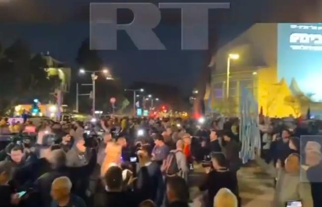 当地时间4月4日，大批以色列老百姓走上特拉维夫街头，参加集会，要求内塔尼亚胡政府