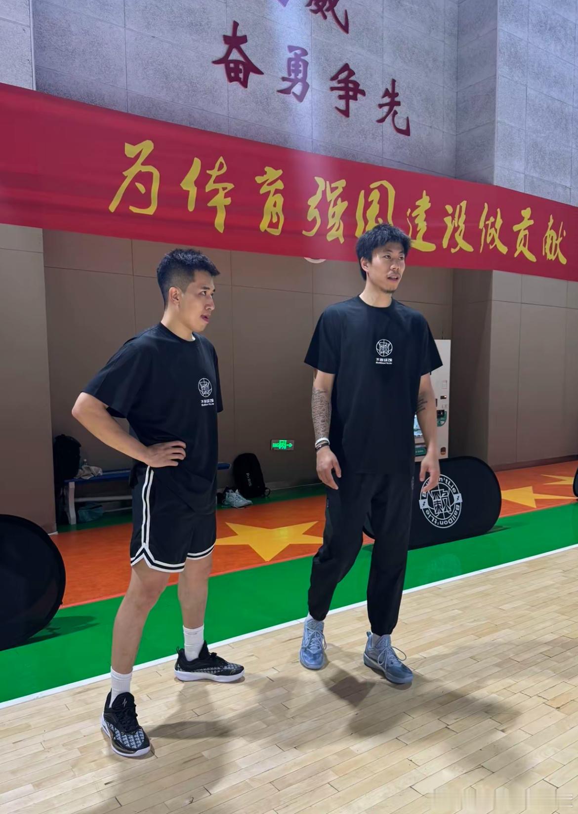 郭凯伦社交媒体发布与金金合照张镇麟个人篮球训练营开营 成熟男人的新发型有点小帅[