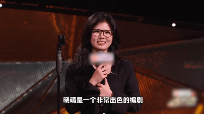 鲁豫共情陈晓靖 原来鲁豫陈晓靖早就认识了隔着岁月的双向治愈，从前陈晓靖为鲁豫伏案