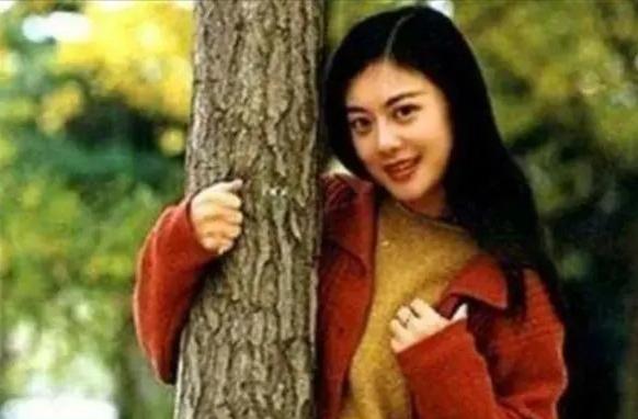我愿意放弃中国国籍，自愿加入英国！”2004年，央视著名女主持人姜丰嫁给英国富豪