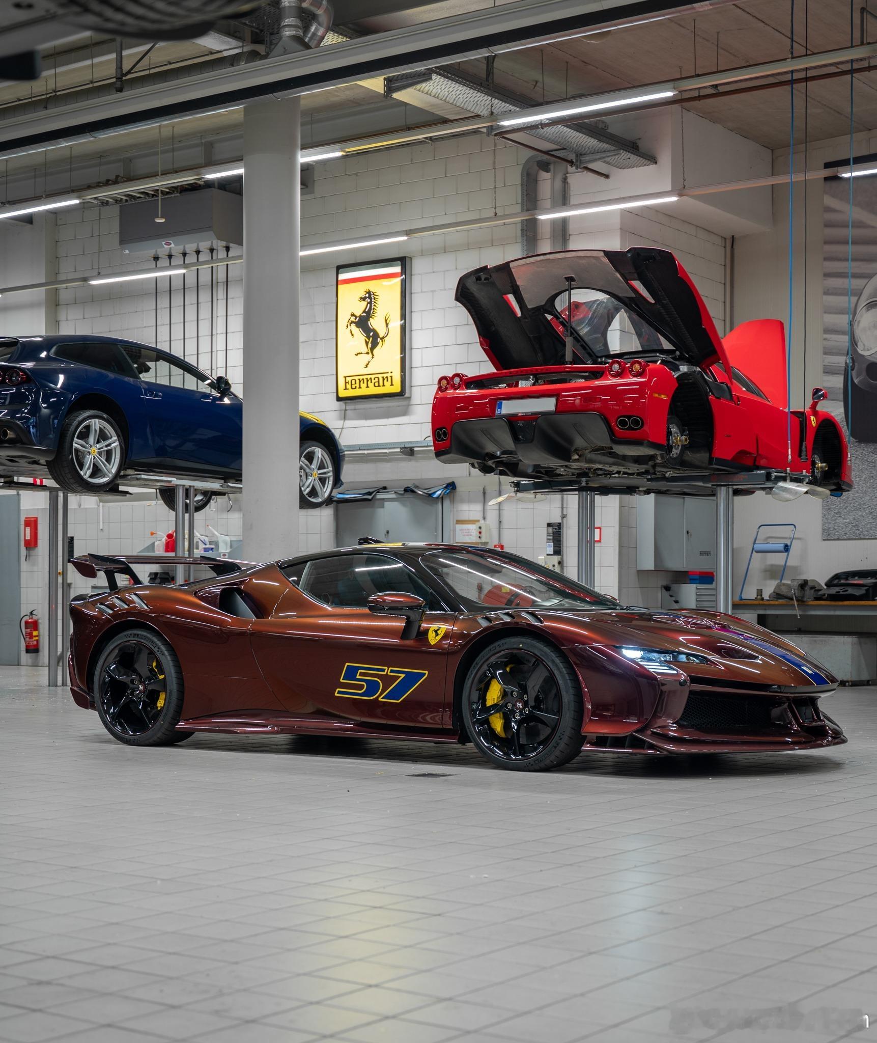 外观配色为Rosso Taormina，在Cavalcade十周年涂装上推出后，