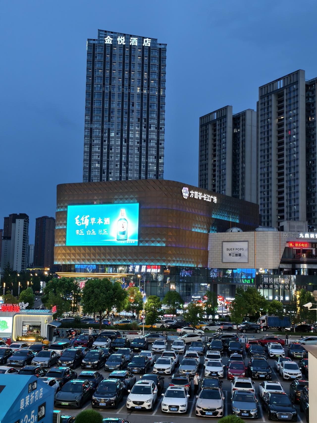 宜昌市中南路商圈算是做起来了。这个十字路口，4个角各有一个商业综合体，每晚都热闹