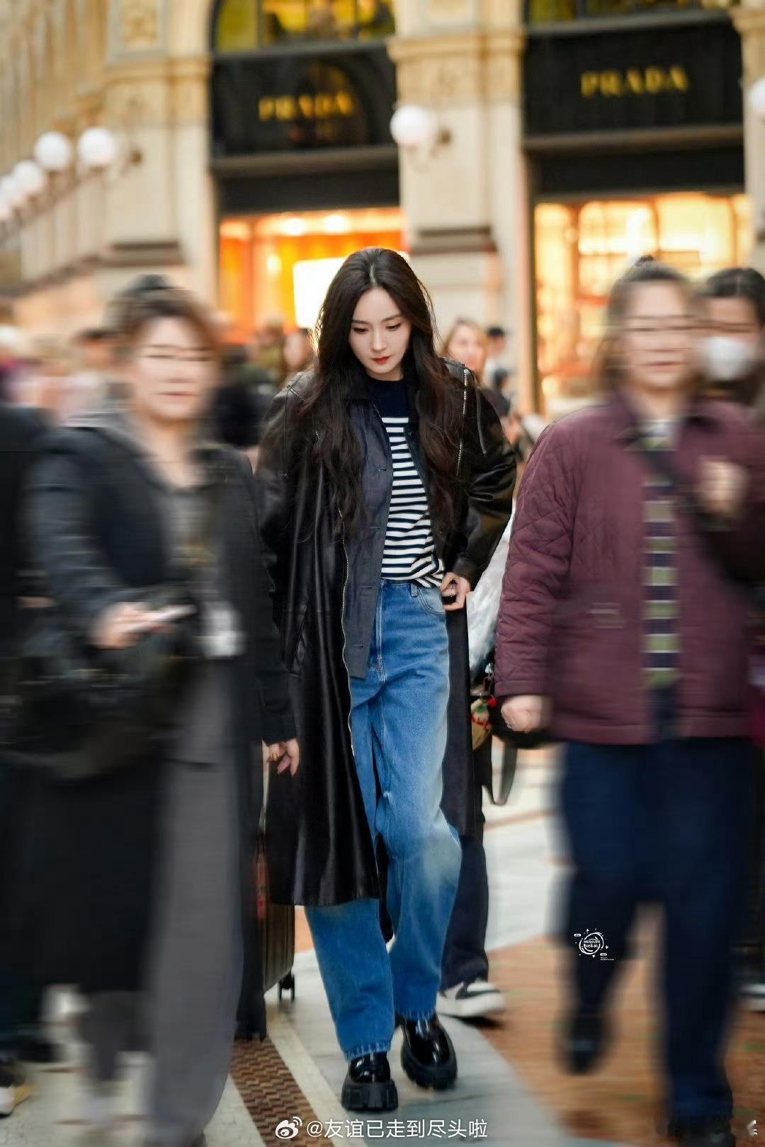 米兰偶遇杨幂探店杨幂米兰时装周探店prada，人群中的女明星一样耀眼