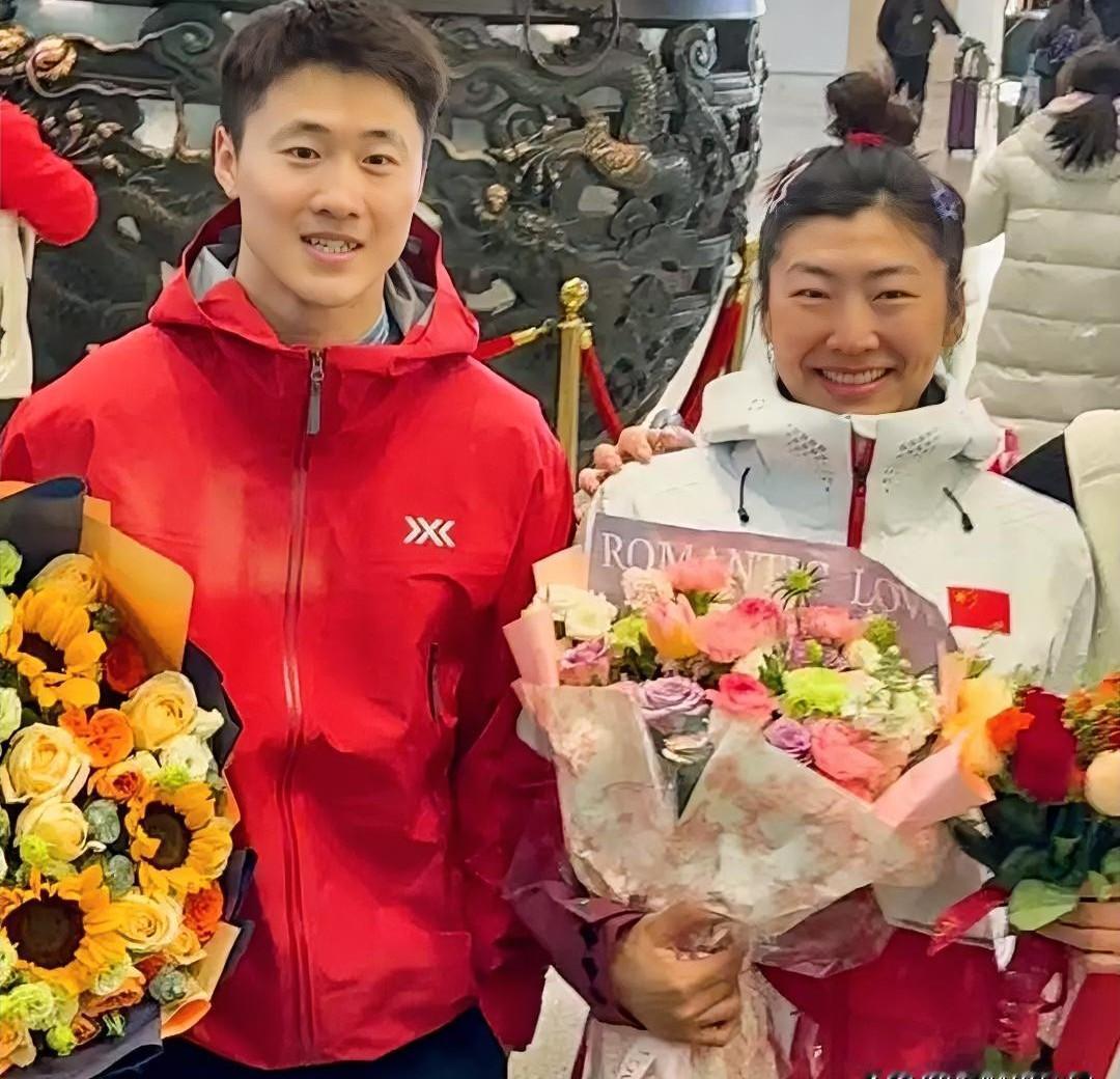 冠军刚下飞机，抱着花就喊妈我要喝水，粉丝全愣了。
签名签到手抽筋，合影挤到没空隙