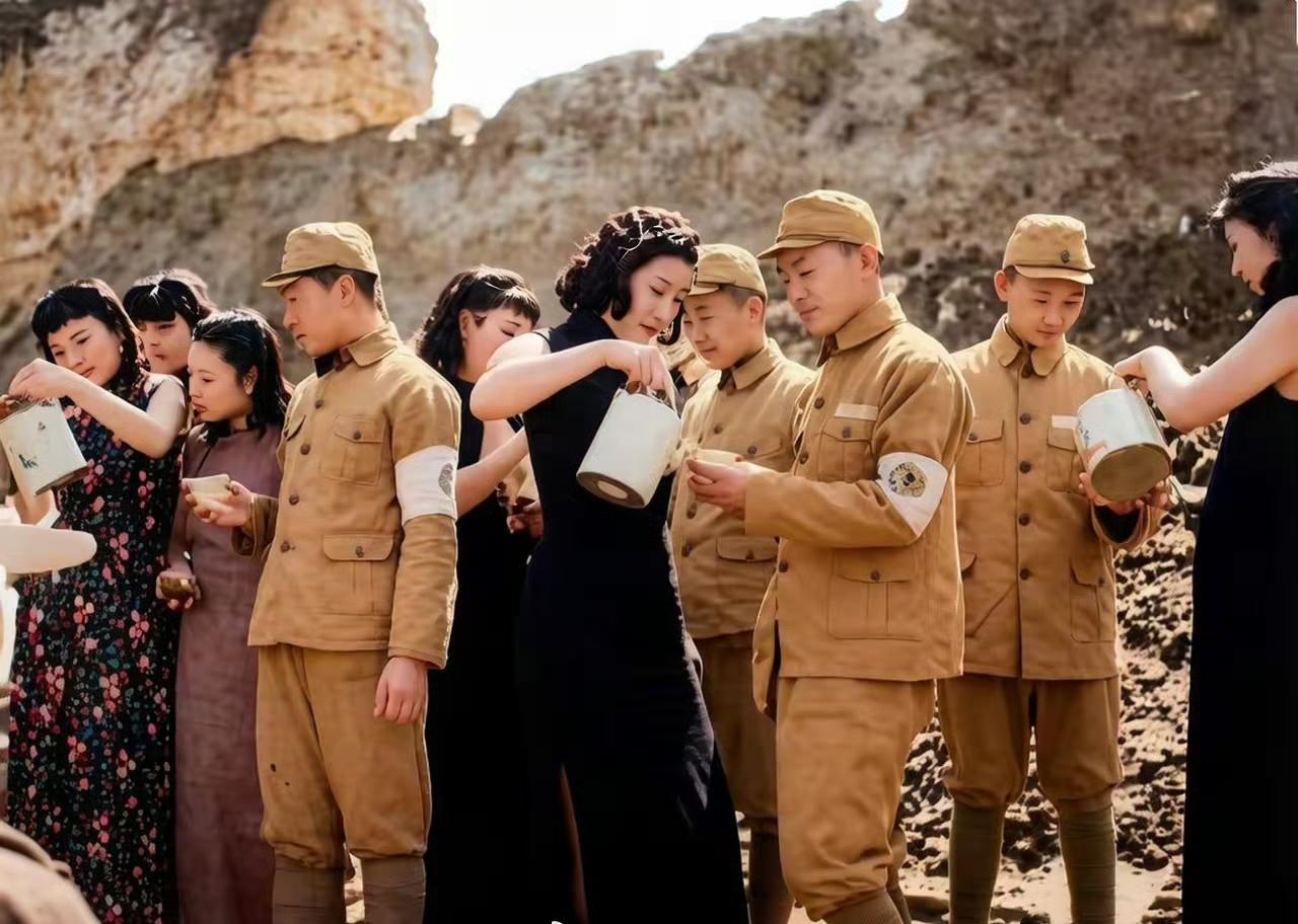 1941年，华北沦陷区。
这些烫着卷发、穿着旗袍的“女汉奸”，正满脸堆笑地给鬼子