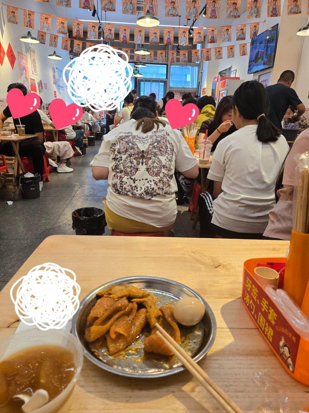 深夜就不能看吃播啊，大数据还特别爱给我推螺蛳粉，肉酱米线之类的视频。看完后的结果