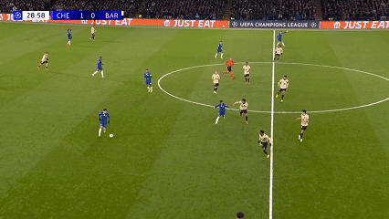 这就是为什么我感慨恩佐真会踢球的镜头，恩佐以中场标准，停球无可指摘，踢利物浦联赛