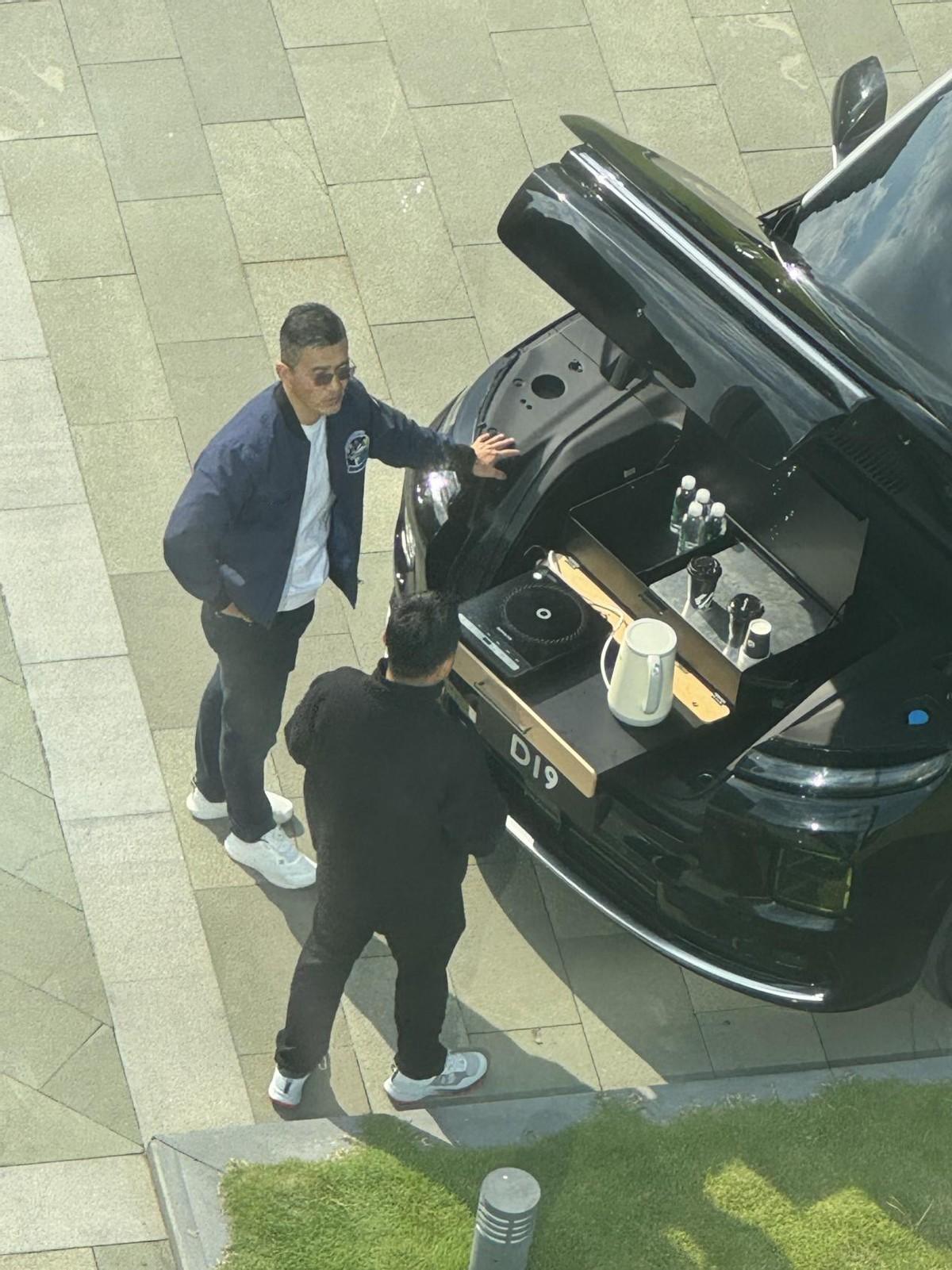 前备厢不仅能装，还能做饭？零跑又要开辟新赛道了？
 
最近，有人发现，在车辆前备