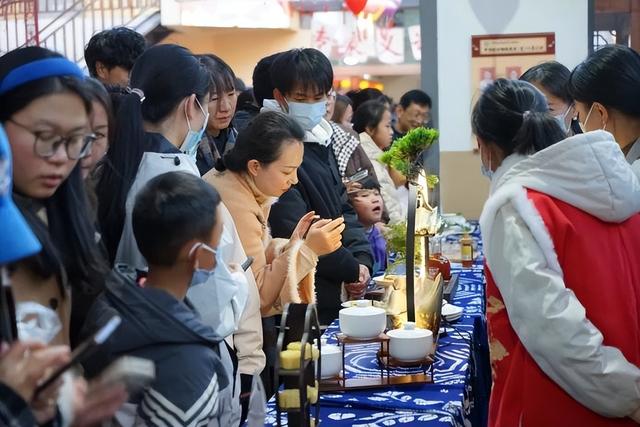 2025迎来首个非遗版春节，多地推出中医药非遗体验项目