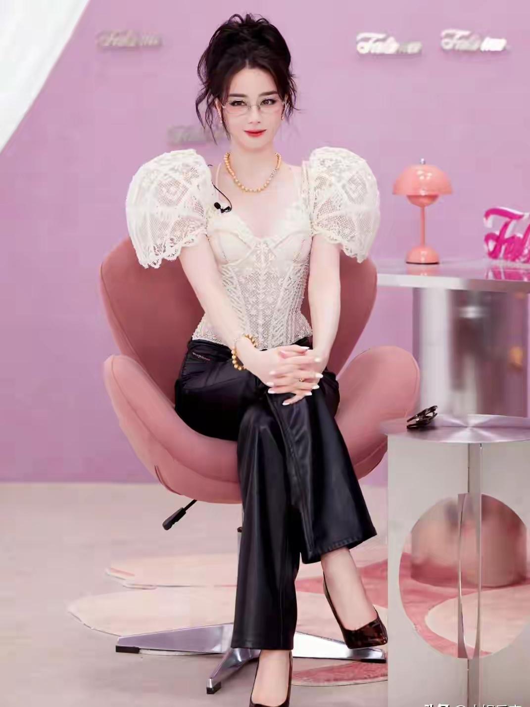 《白日提灯》播的正火爆，热巴也成了近期的焦点女王！
参加各种活动，让热巴的热度一