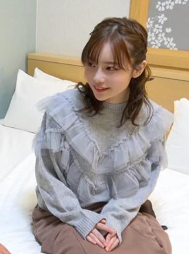 温柔甜美的少女，坐在舒适的床上，微笑着看向镜头。