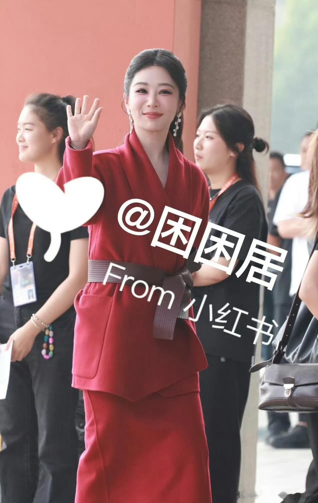 杨紫红裙杨紫金鹰奖表彰典礼红裙路透，和精修差别大吗？[思考] ​​​