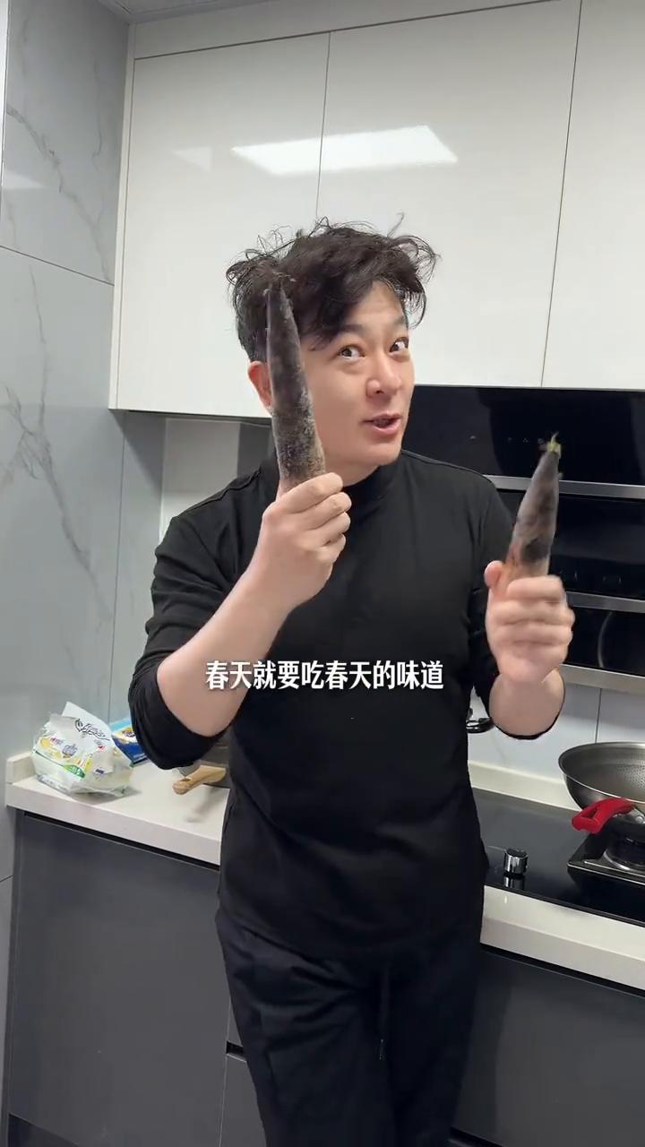 春笋炒腊肉。
欢迎收看48岁中年男演员的做饭vlog。早起顶着大肿脸、大眼袋就来