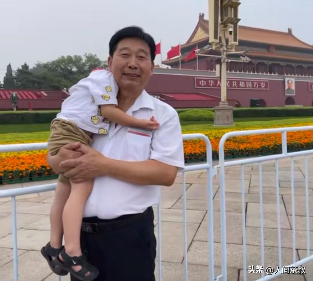 熊磊发布了一组照片，是2021年熊磊带儿子言宝和爷爷奶奶在北京时拍的，一家人相处