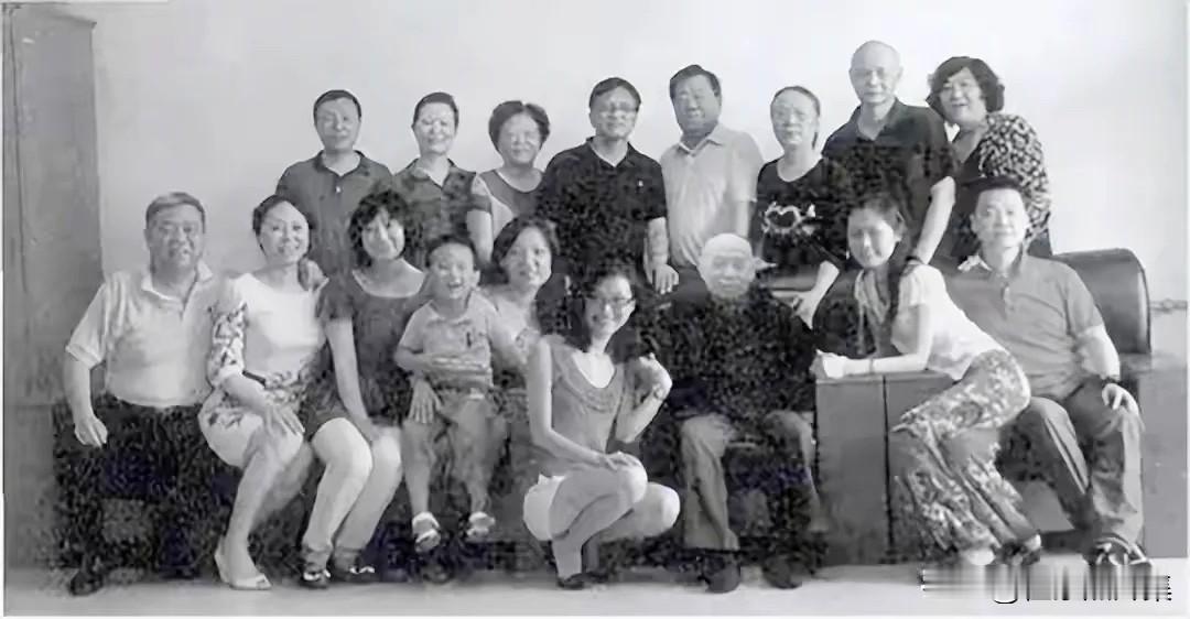 原黑龙江生产建设兵团第一副司令员颜文斌将军（前右三）的全家福。颜文斌将军虽身居高