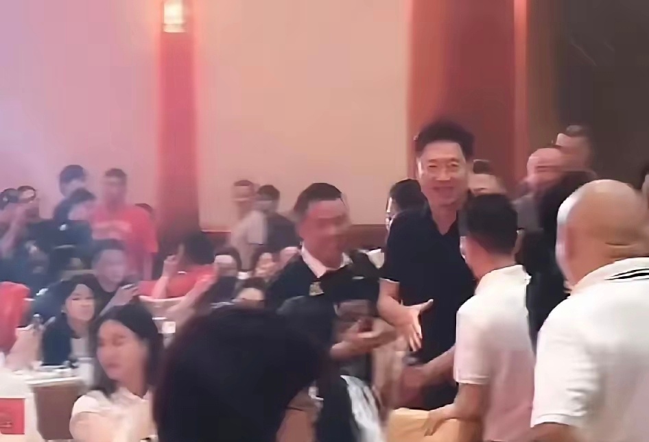 广厦队庆功宴！李春江在现场，受到了热烈的欢迎。李春江是浙江广厦男篮的功勋教练，离