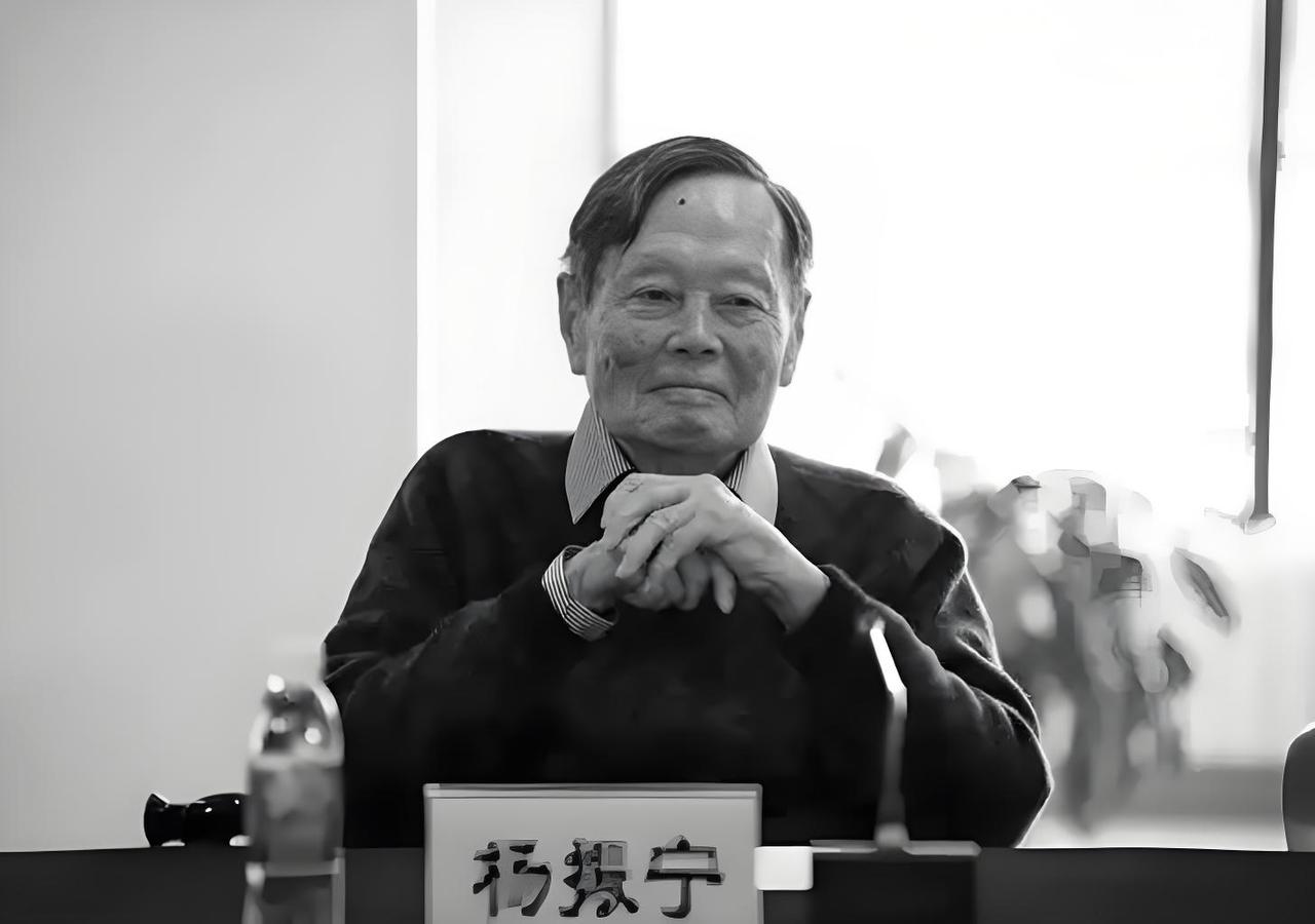 杨振宁先生逝世的消息传来，大家注意到他最后的贡献藏在哪吗？
 
他103岁辞世，