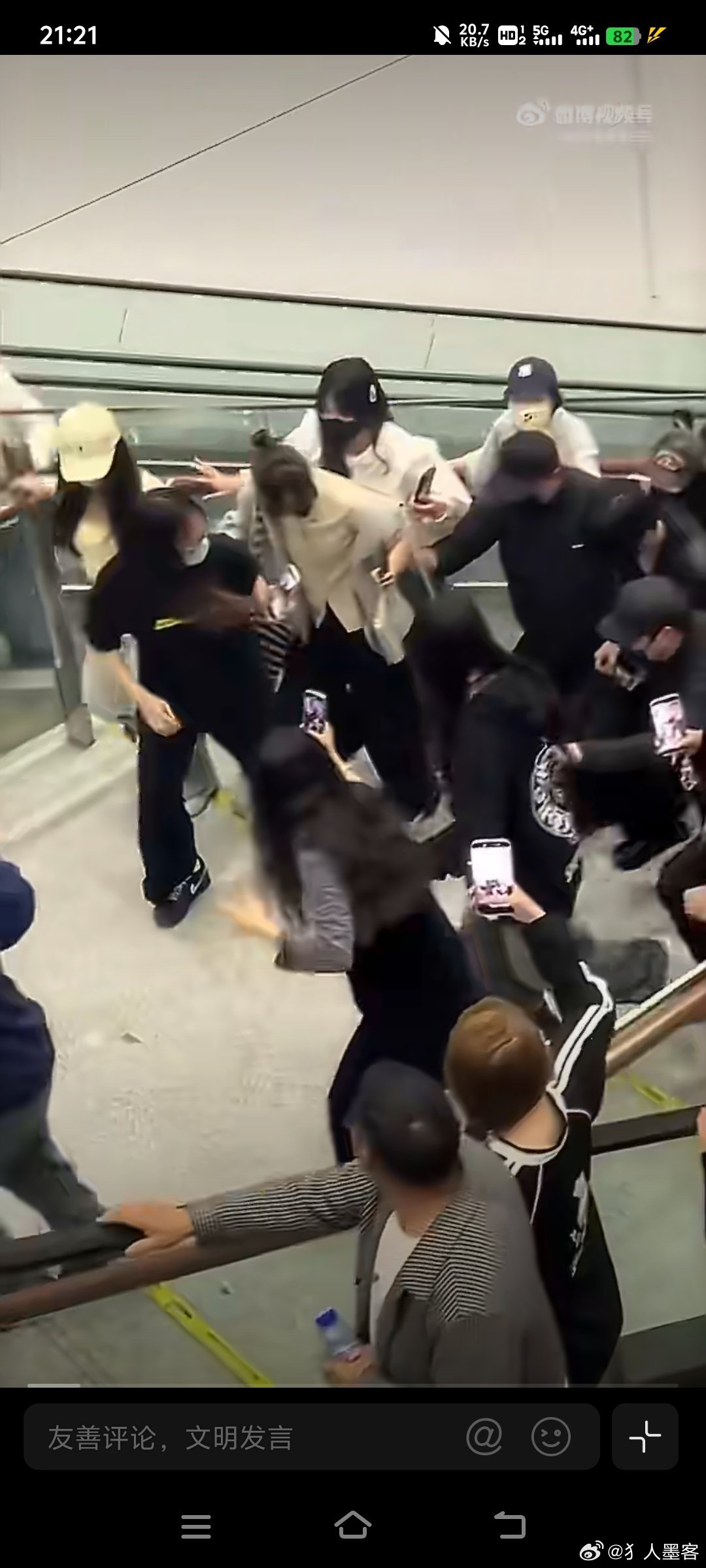 张凌赫强忍着情绪和粉丝打招呼张凌赫一直在工作，不要带他节奏，放过孩子吧 