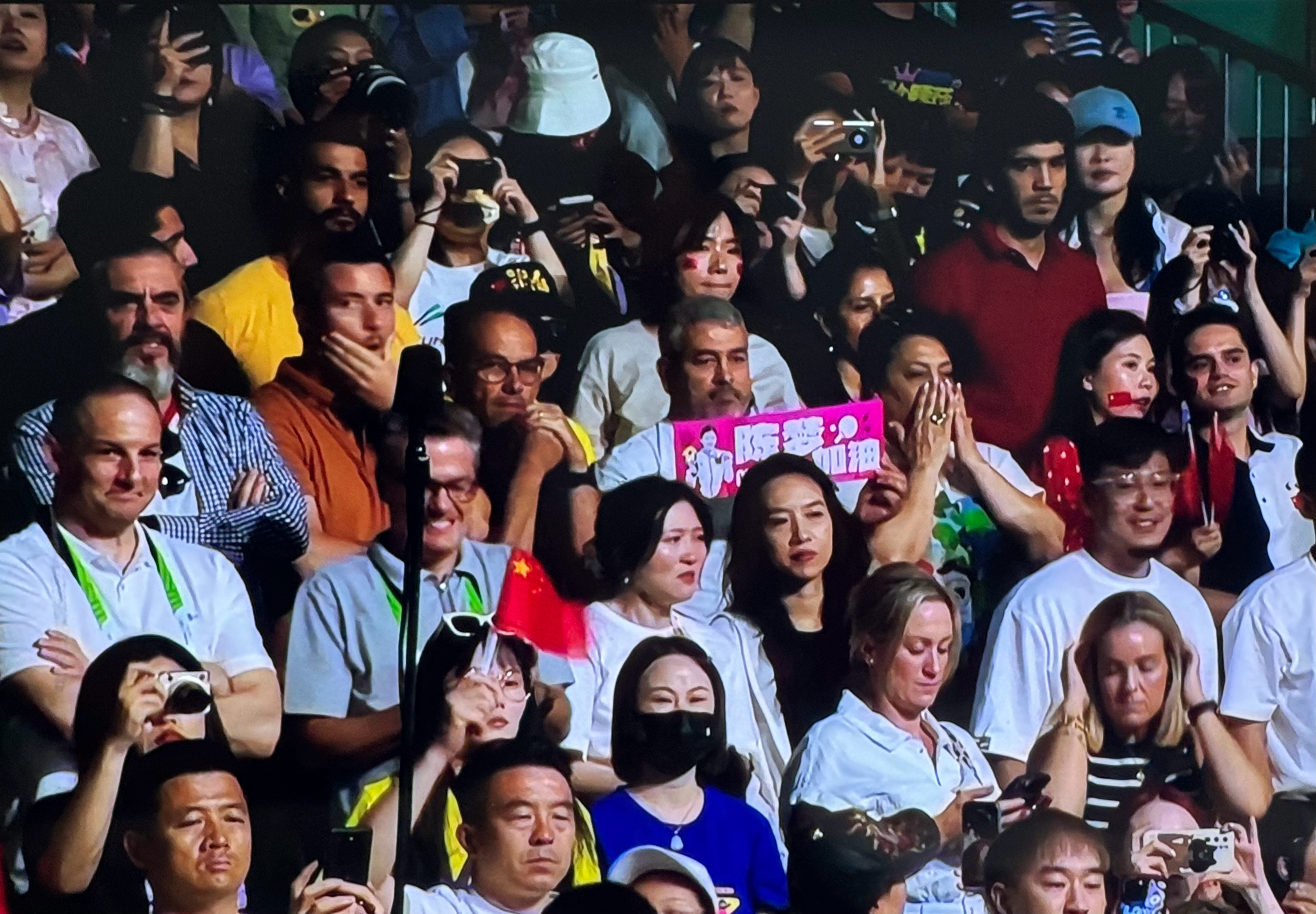 陈梦女单夺冠后，一个现场画面#陈梦卫冕冠军##孙颖莎vs陈梦##陈梦卫冕# ​​