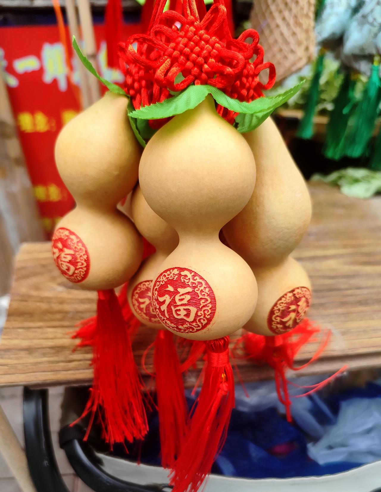 你家怎么过端午节一年一度端午佳节，过年内容丰富，吃粽子、挂香囊，还准备去丁香湖看