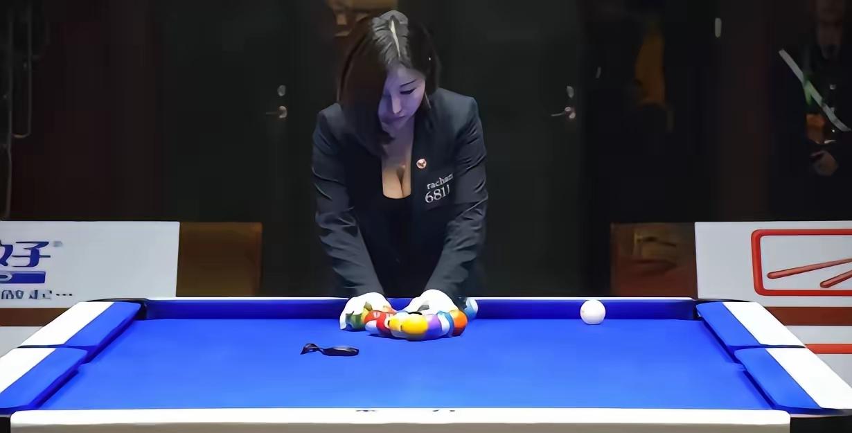 吕帅希，国内最年轻的国家级台球裁判。别人还在读书玩耍的年纪，她就一头扎进裁判规则