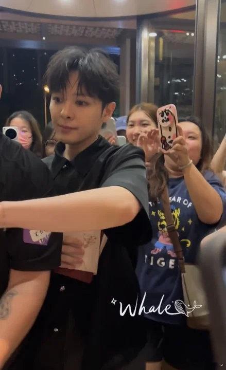 尤长靖又帮粉丝捡鞋子了尤长靖呜呜呜呜呜你真的……又给粉丝捡鞋子了！尤长靖给粉丝捡