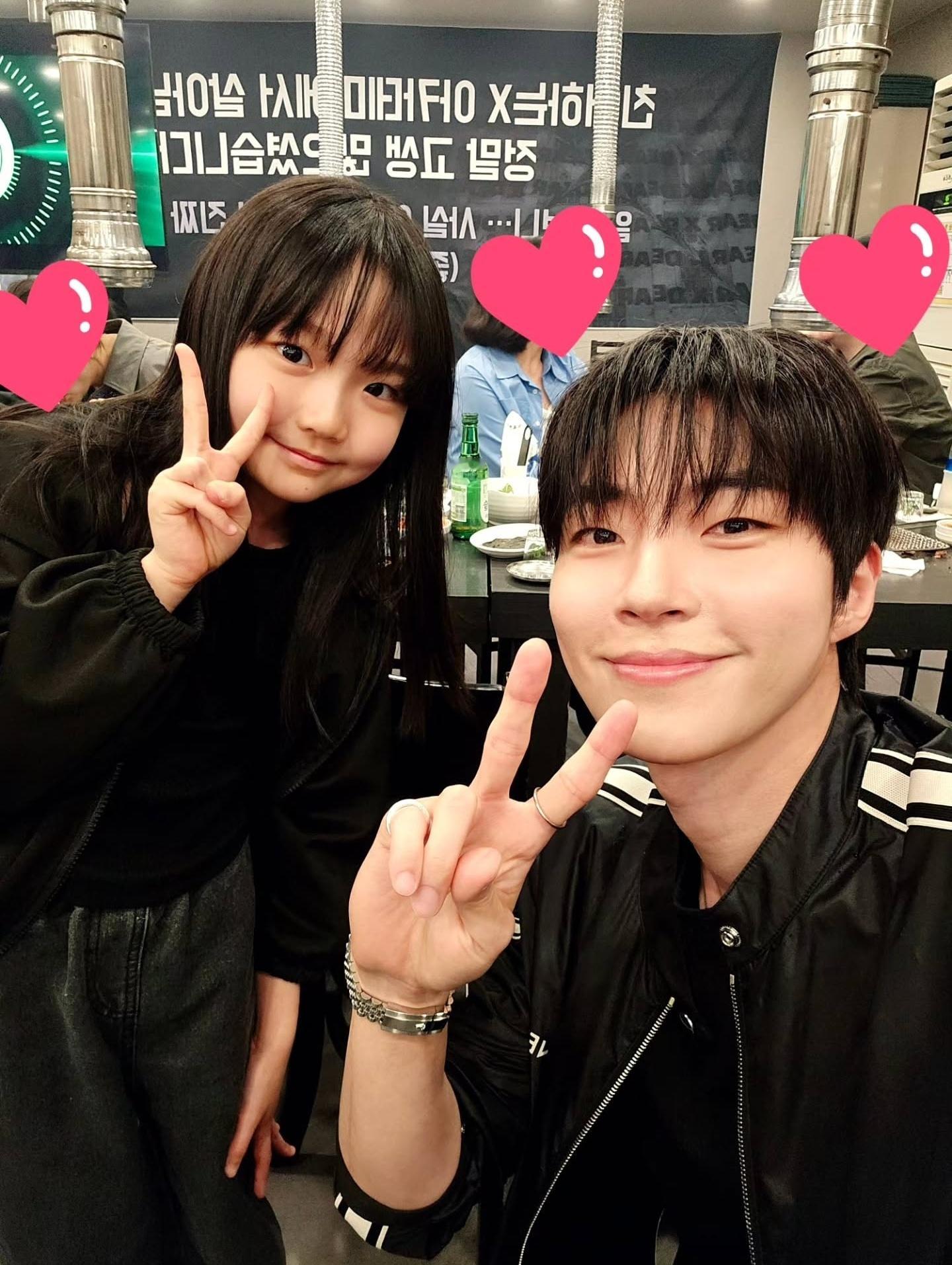 小雅珍(奇昭侑 饰)ins更新与许仁江(黄寅烨 饰)的合照 