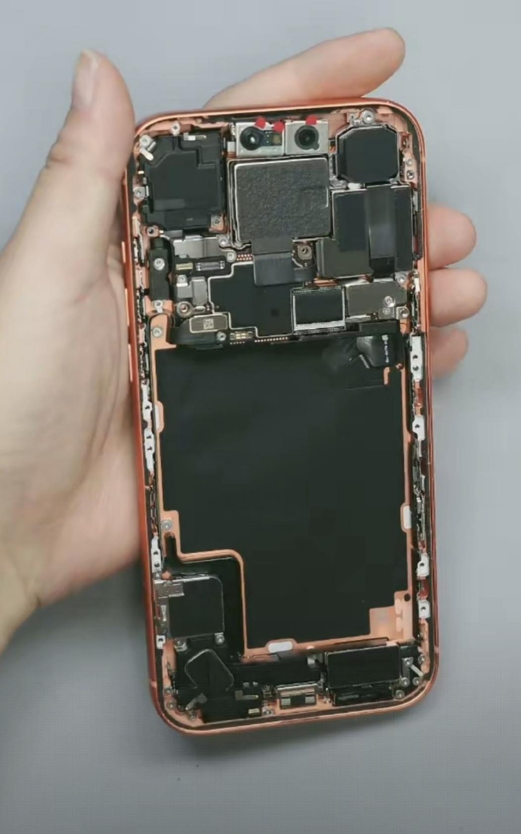 iPhone17 Pro Max的拆机图出来了，看了下，这是一台国行的版本，机身