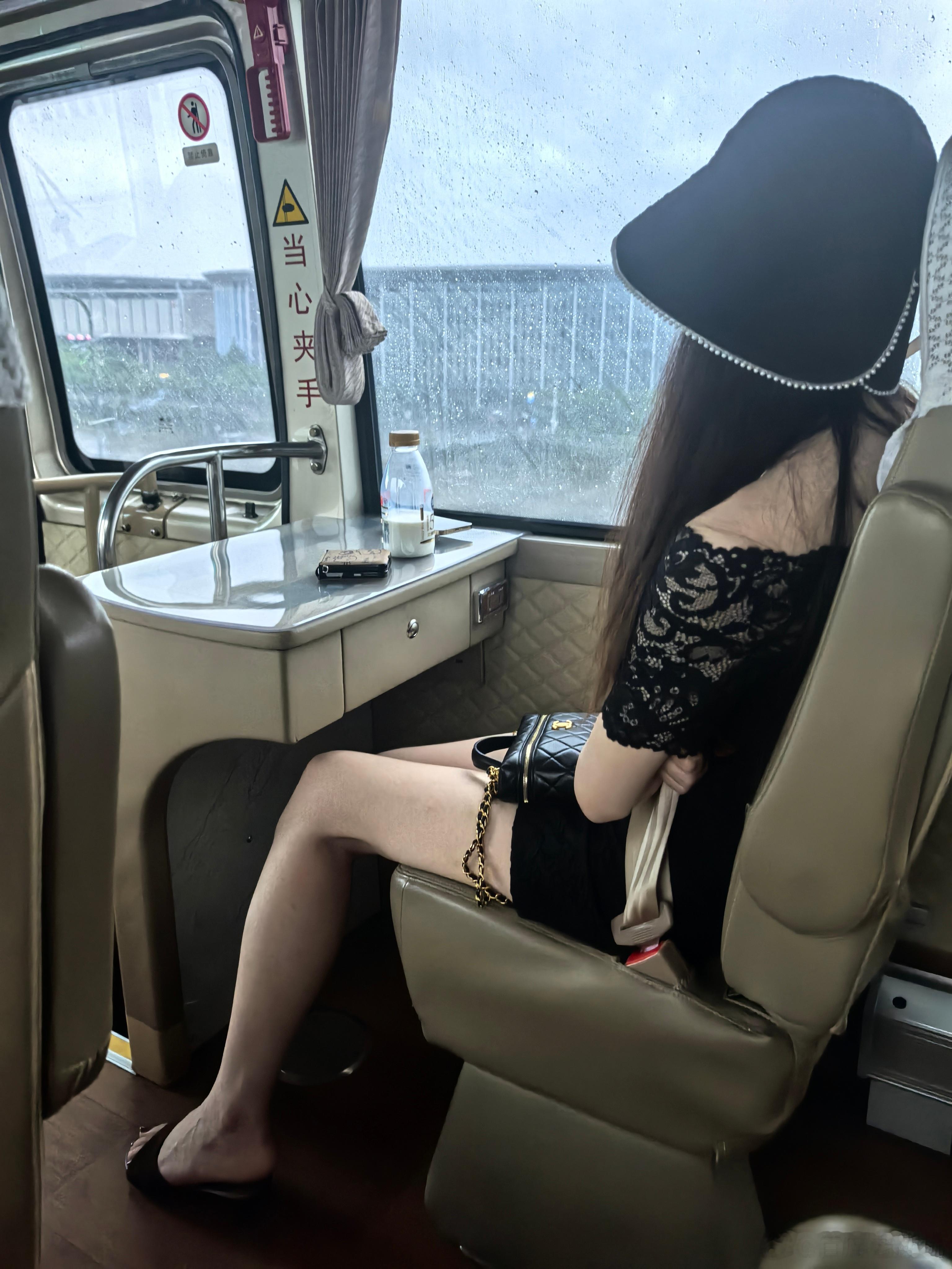 清早，从苏州梅友国际机场转机虹桥机场，隔壁坐的是哪家媒体的主持吧？昨天，苏州、湖