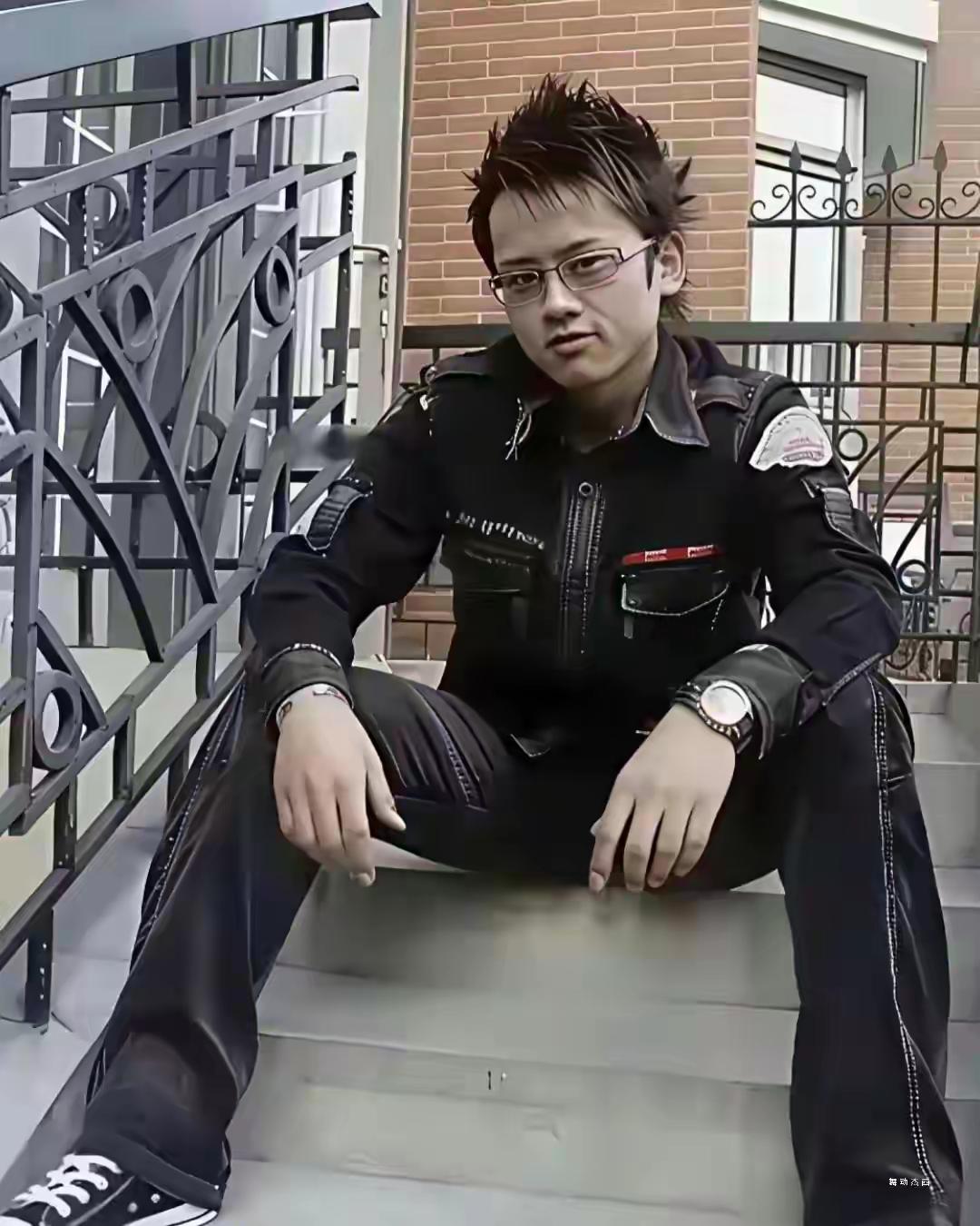 谢娜的阳光确实不一般，
在一众选手中，穿越人群，
一眼“锁定”张杰，火花四溅，