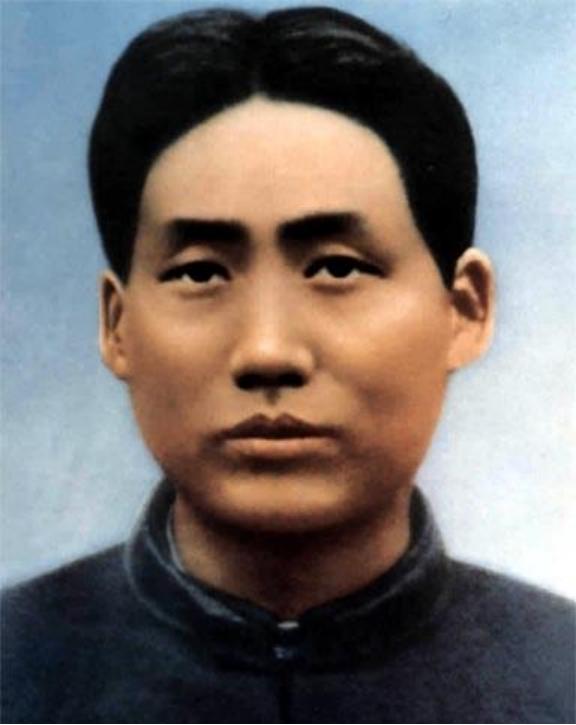 1927年，毛泽东被捕后，在押去处死路上，突然对一名团丁说：“老哥，我腿疼，伤筋