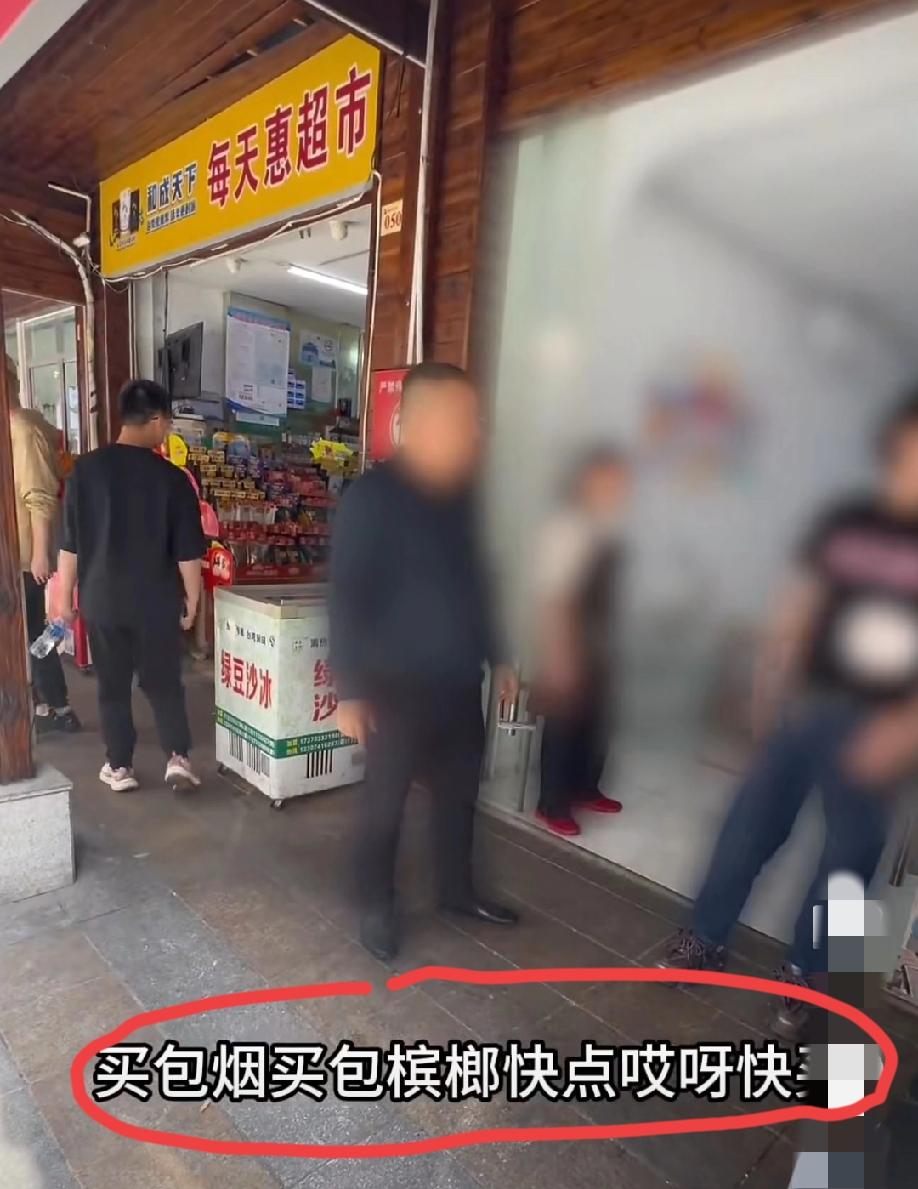 近日，湖南株洲一条步行街上。一货车司机驾车前往街边店铺送货，将车辆临时停靠在一家