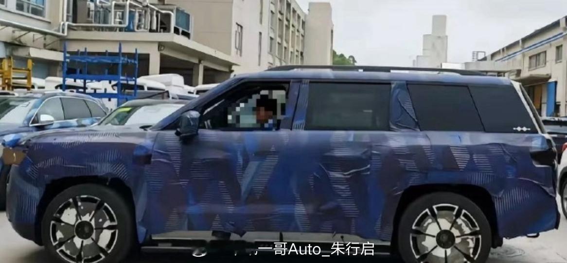 方程豹钛9的谍照实拍比亚迪现在出新车的速度真是挺快整车看着像方程豹版的腾势N8