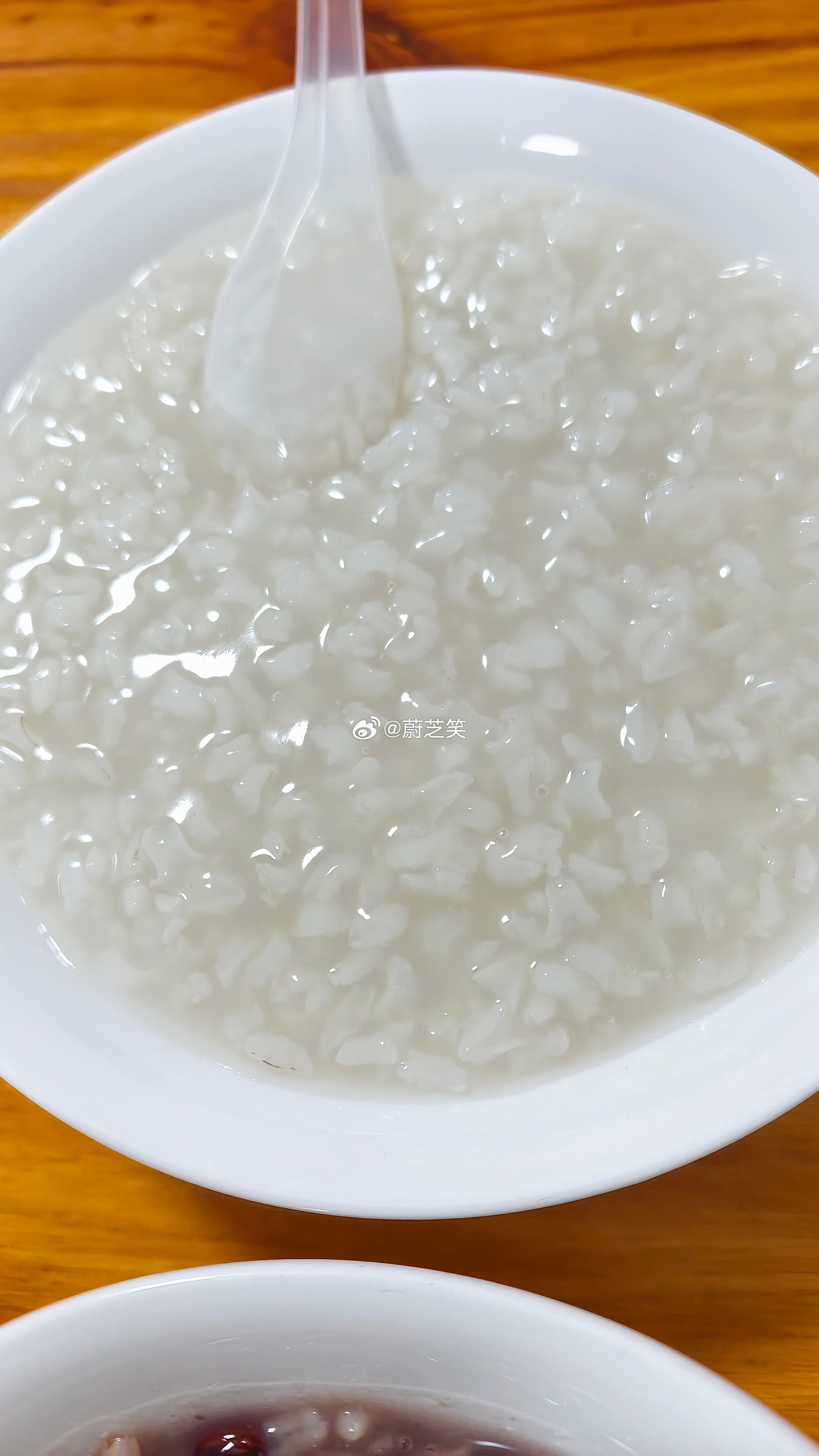 笑容的美食 这个天，没胃口，可以喝点粥，再配个肉饼也不错～ 
