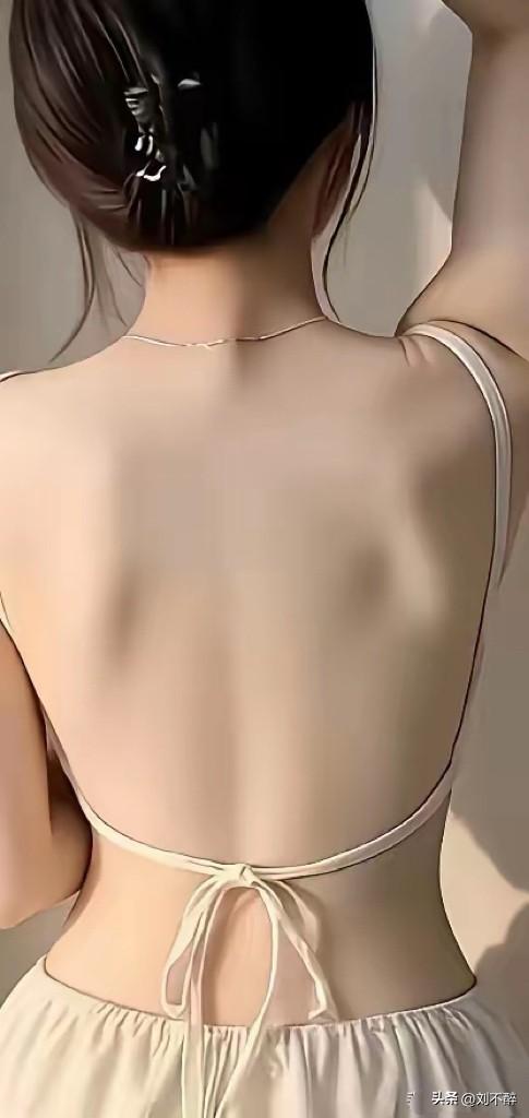 满背春光明媚，
数风流人物，还看今朝！